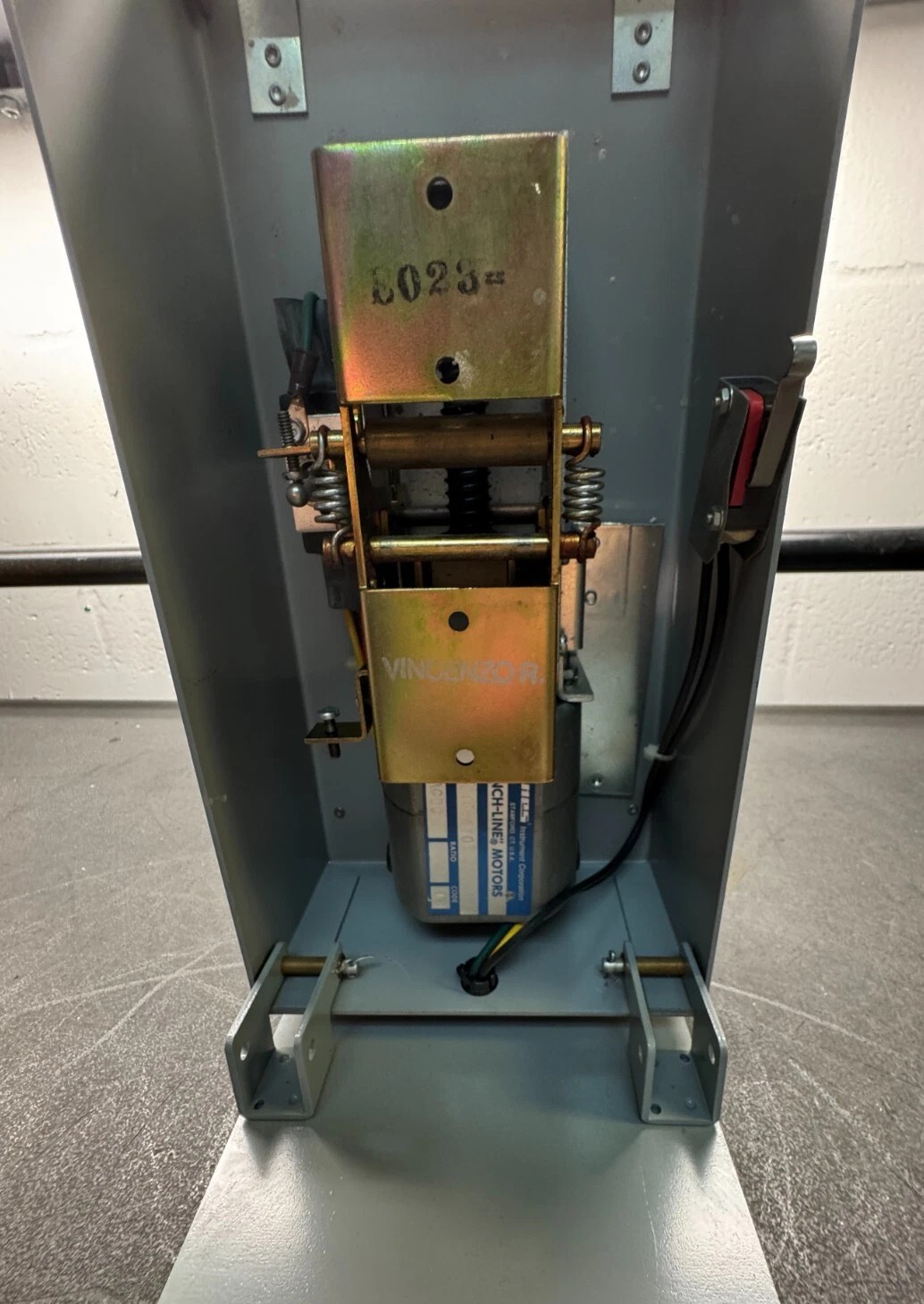 GENERAL ELECTRIC TKMMOMA1 Circuit Breaker Operating Mechanism Mod. 3 Used thumbnail 2